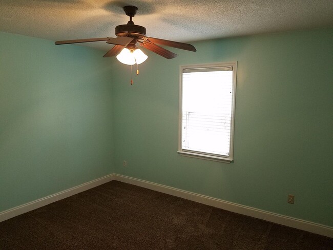 Building Photo - Spacious 3BR Brick Home with Open Split Floor Plan & Tiled Back Porch on Nearly an Acre