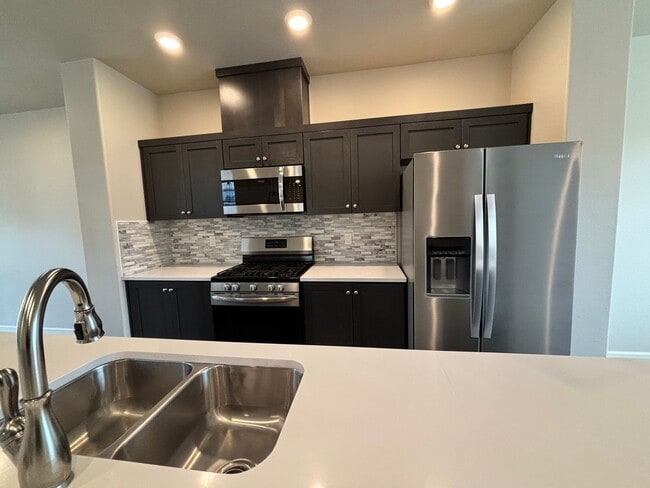 Building Photo - River Terrace townhome $500.00 off first full month of rent!