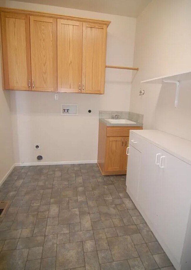 Building Photo - 3 Bedroom Home in North Albany!