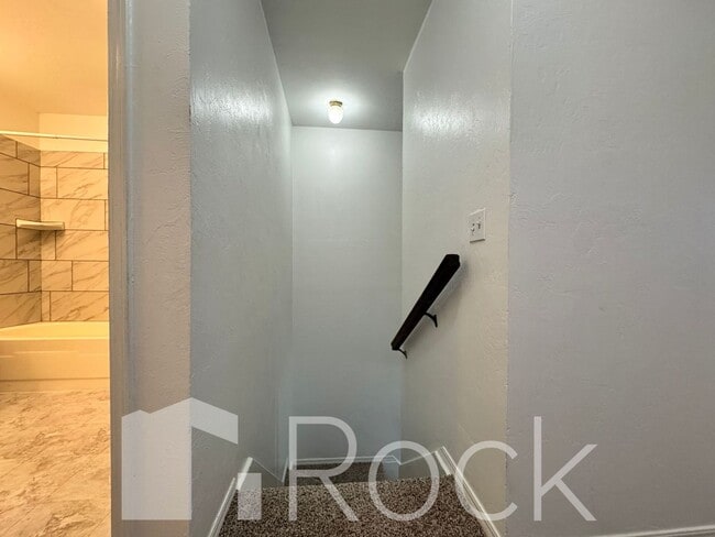 Building Photo - 2 Bedroom Townhome with All Appliances Included!