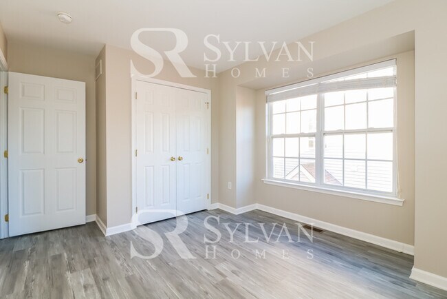 Building Photo - Immerse Yourself in Comfort and Convenience