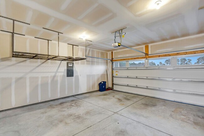 Building Photo - Recess Pointe’s One and Only Duplex! 3 Sto...