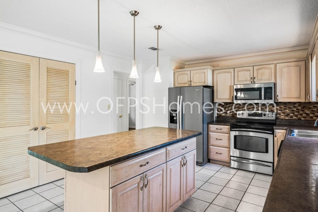 Building Photo - AVAILABLE NOW... 3/2 in Destin!!