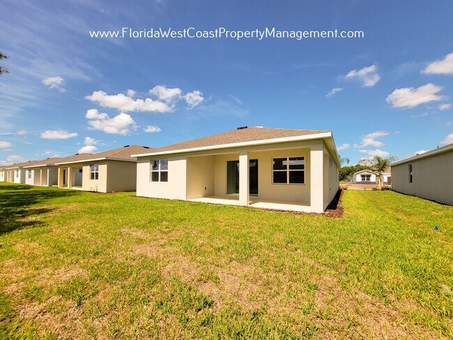 Building Photo - LAKEWOOD RANCH! 4 BEDROOM/2 BATH/ PET FRIENDLY! COMMUNITY POOl! READY for MARCH 2026