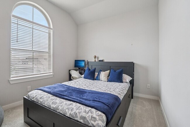 Building Photo - 1329 Stoneleigh Pl