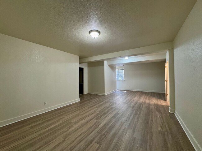 Building Photo - 117-119