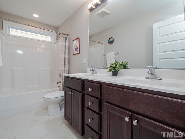 Full Bathroom (upstairs) - 1604 Drift Falls Ln