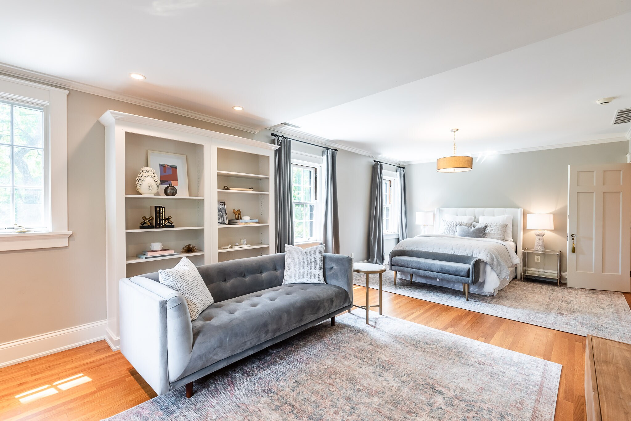 2nd suite with adjoining bath and built-in closet. - 4061 Beechwood Ave
