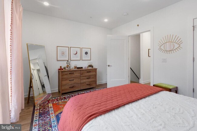 Building Photo - 304 Master St