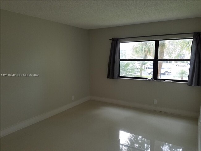 Building Photo - 220 Lakeview Dr