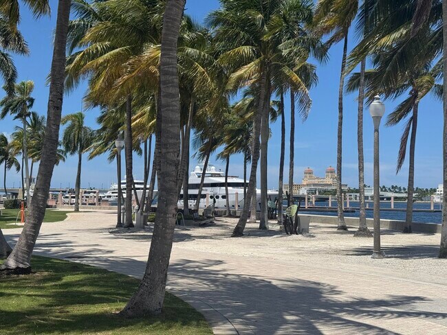 Building Photo - 1527 S Flagler Dr