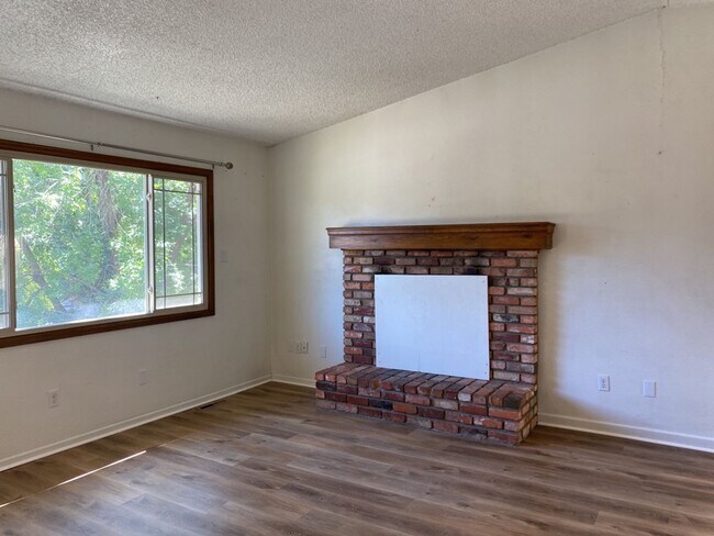 Building Photo - STUDENTS WELCOME! 4 Bed 3 Bath Home in West Ft Collins w/ Garage and Fenced Yard - Lawn Care Incl...