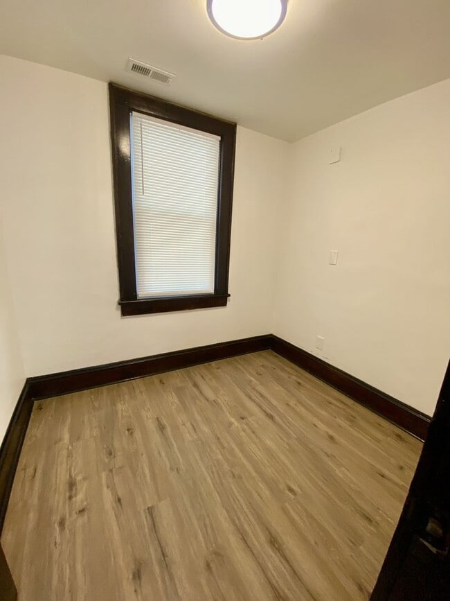 Building Photo - Riverview 2 bedroom 1 bath