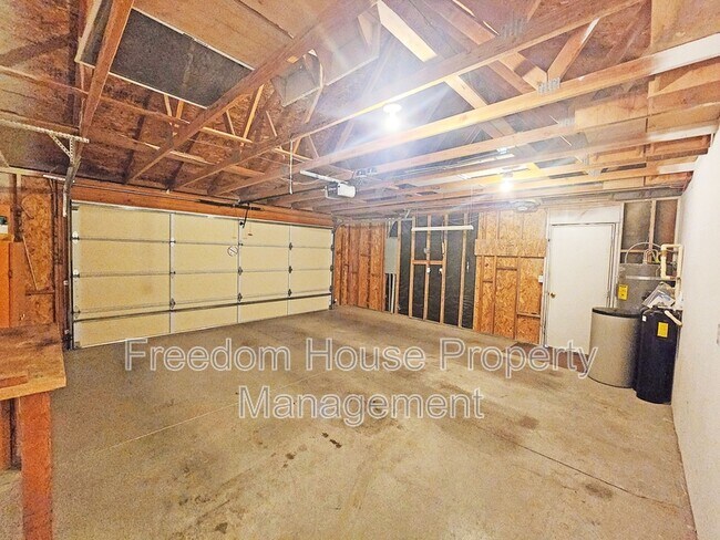 Building Photo - 380 Round Up Ct