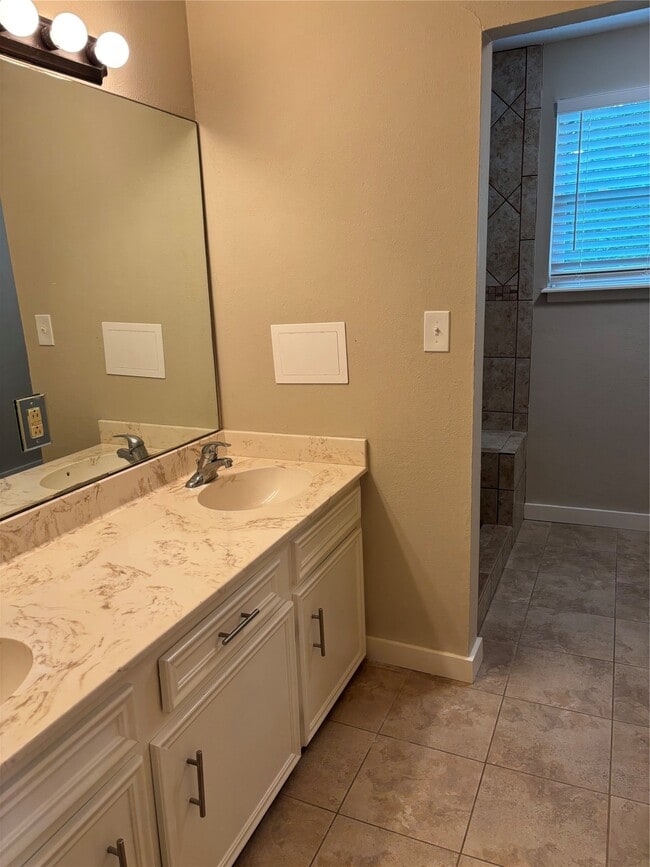 Building Photo - 8049 Forest Hills Dr