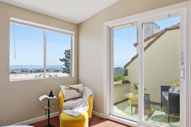 Building Photo - Remodeled 3 bedroom condo