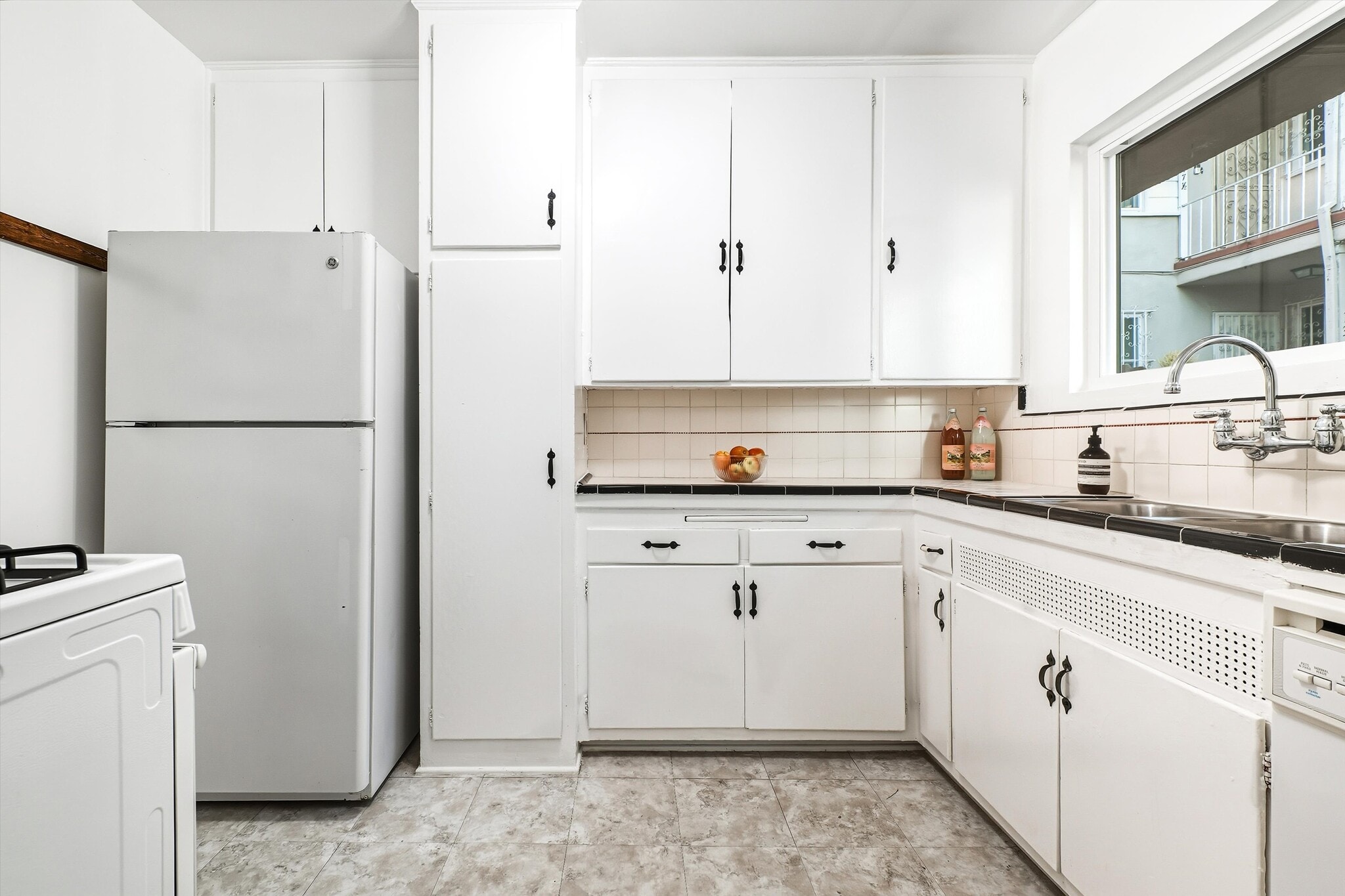 Building Photo - 1319 S Mansfield Ave