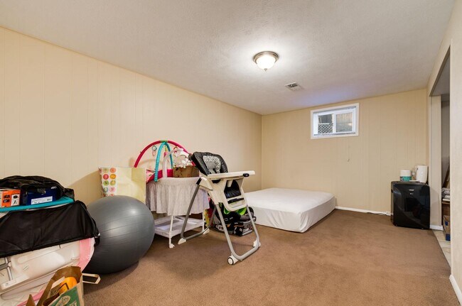 Building Photo - Roomy Sunnyside Duplex with Finished Basement in a Prime Location