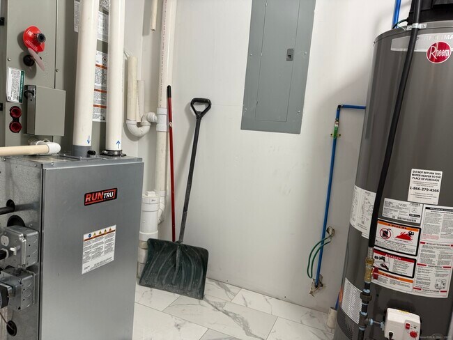 Building Photo - 755 Hart St