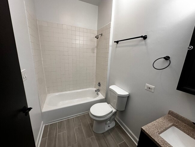 Building Photo - 4759 N Lincoln Ave