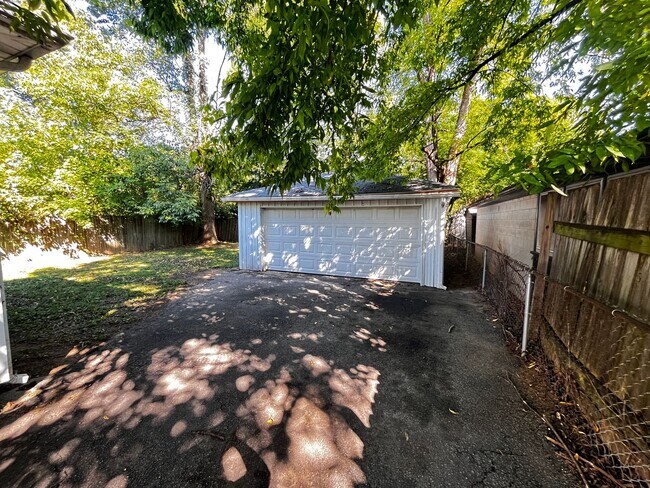 Building Photo - 2 Bedroom Home Dixie High Way