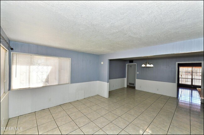 Building Photo - 5613 Creston Ave