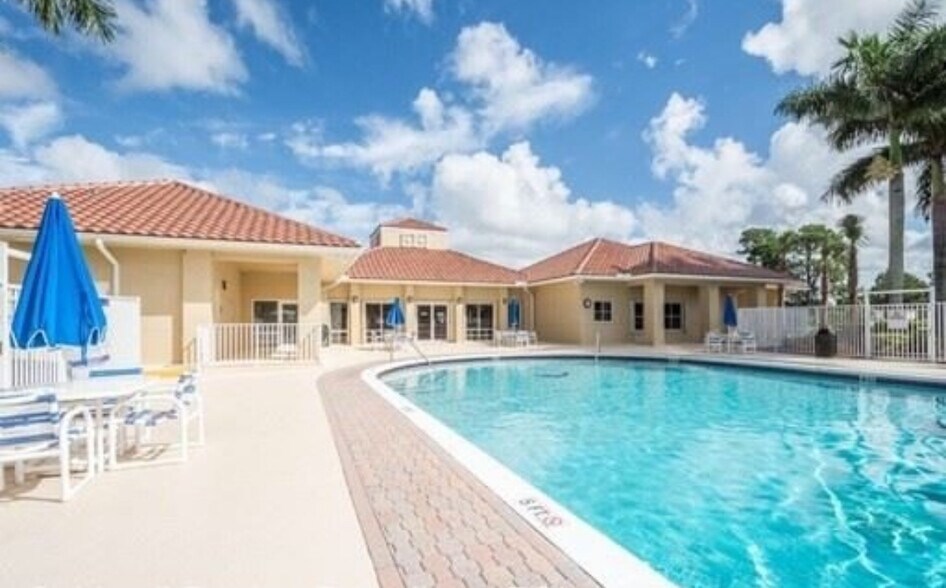 HOA Olympic heated pool - 562 SW Saint Martins Cv