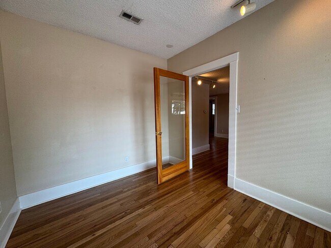 Building Photo - ***$500 off 1st Months Rent!***Well Kept H...