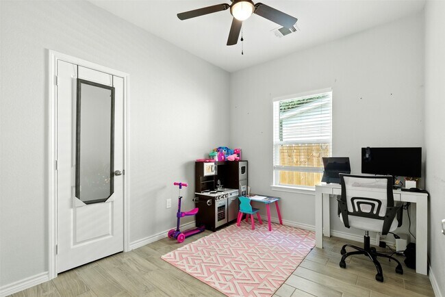 Building Photo - 352 Westchase St