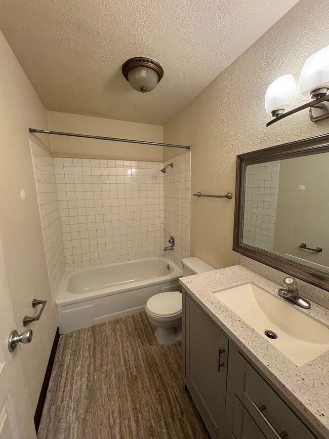 Building Photo - 2 bed/ 1 bath in well maintained 4plex