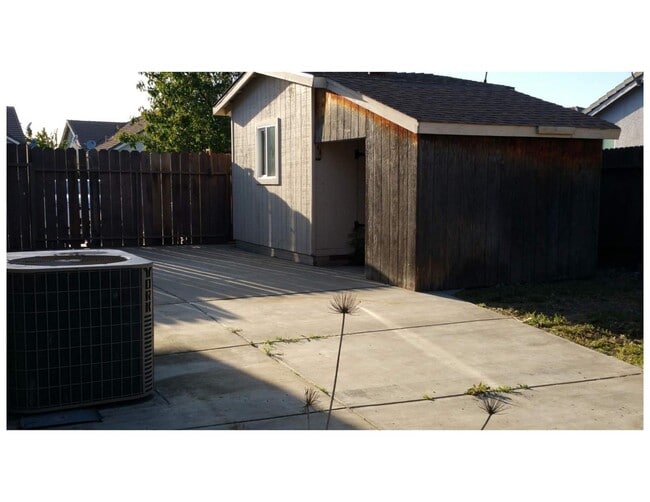 Building Photo - Beautiful & Spacious 5BR, 3BA Home – Large...