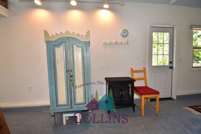 Building Photo - Studio close to downtown Grass Valley