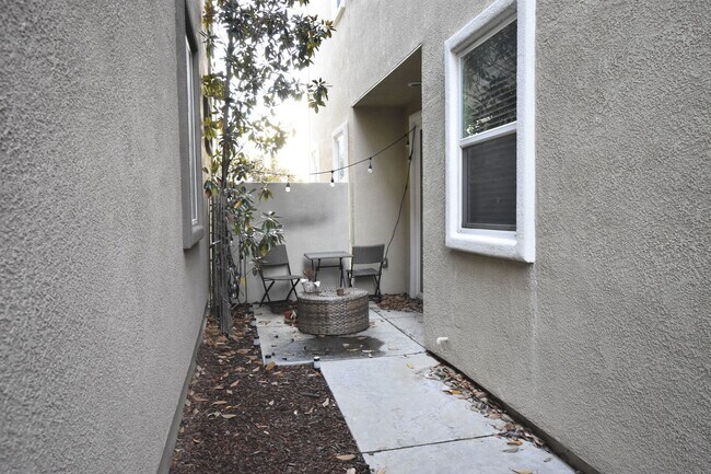 Primary Photo - 1016 Rothbury Ln