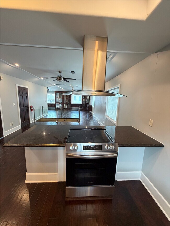 Building Photo - 102 E 5th St