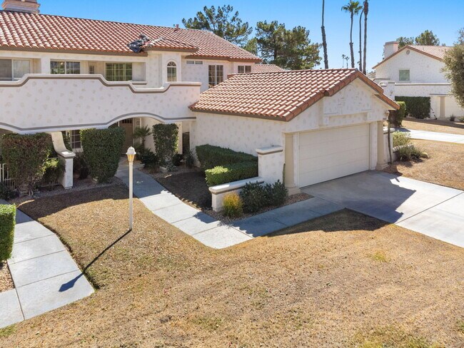 Building Photo - 260 Vista Royale Cir E