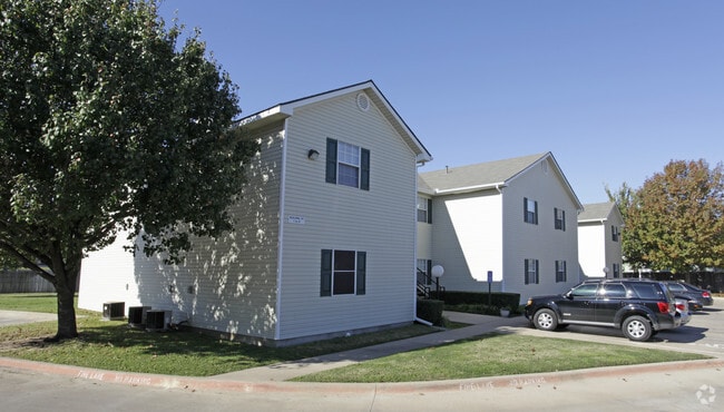 Building Photo - Shady Vista Apartments