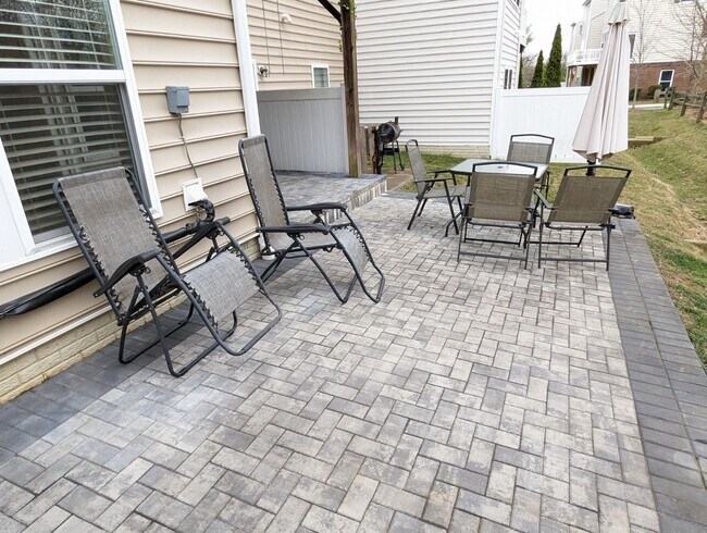 Building Photo - Gorgeous 3 level townhouse in North Potoma...