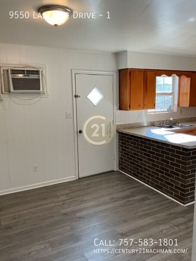 Building Photo - 9550 Lakeside Dr