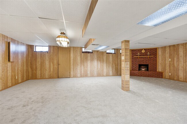 Building Photo - 15575 Clover Ridge Dr