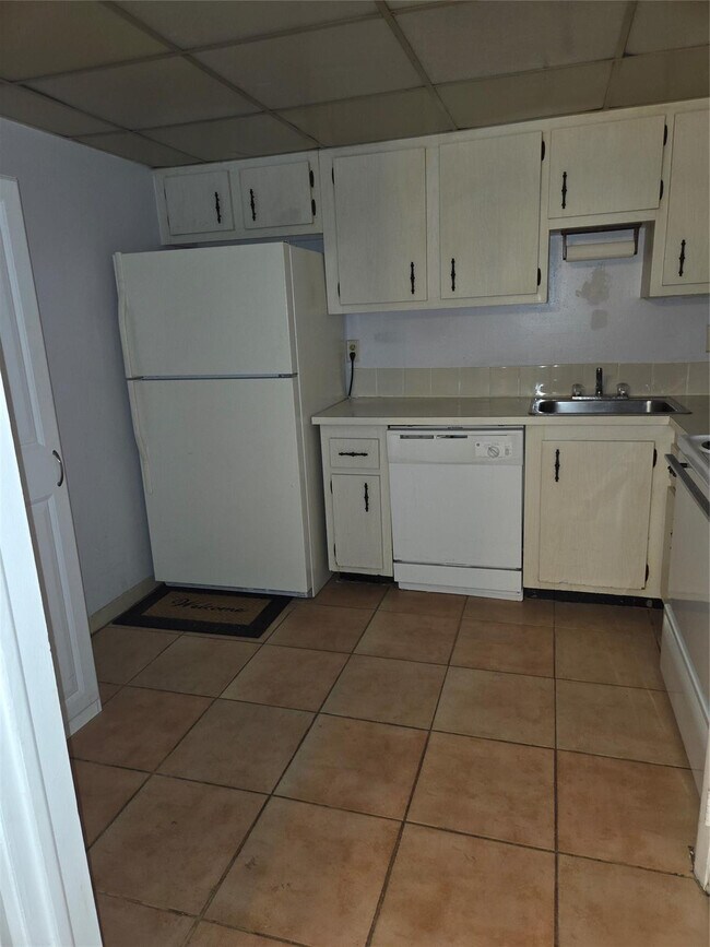 Building Photo - 4158 Inverrary Dr