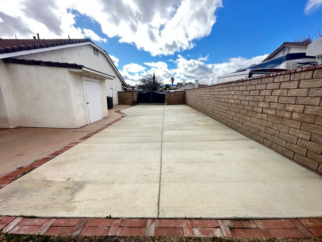 Building Photo - West Palmdale Pool Home