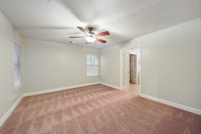 Building Photo - 6 Valewood Pl