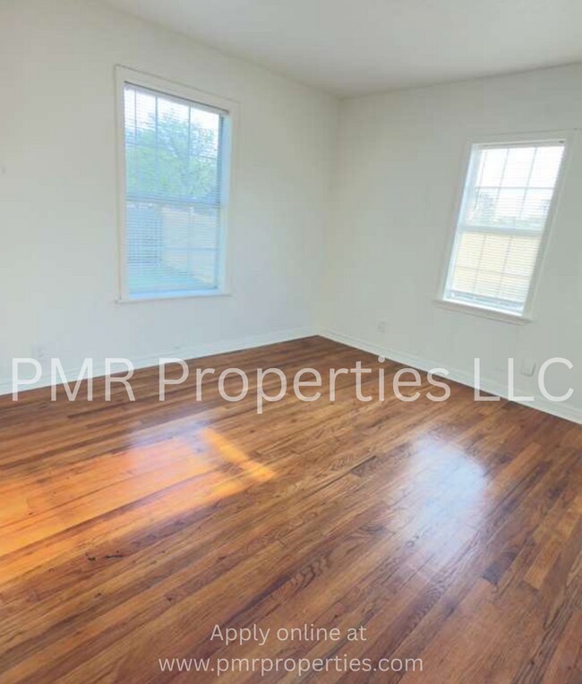 Building Photo - 3 Bedrooms/ 2 Bathrooms House