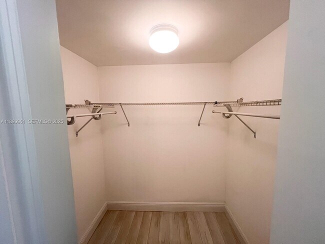 Building Photo - 5510 N Lakewood Cir