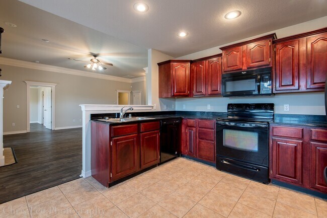 Building Photo - Spacious 3 Bedroom Home on Corner Lot! Must See!