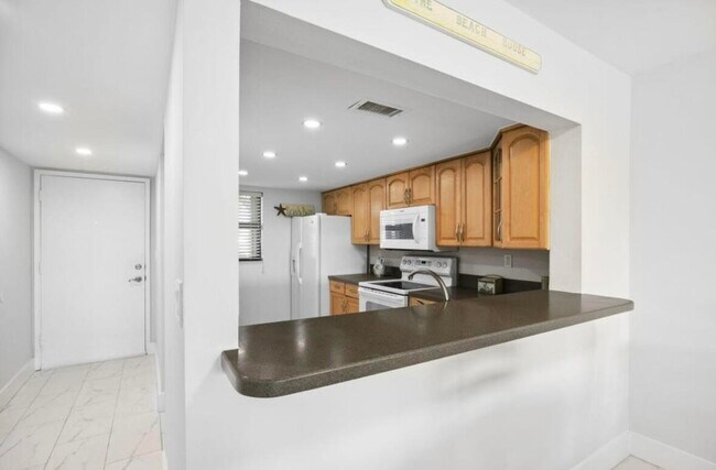 Building Photo - 9400 S Ocean Dr