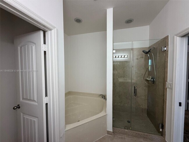Building Photo - 521 NE 33rd Terrace