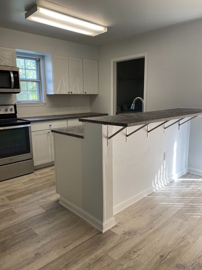 Building Photo - Remodeled Seven Oaks Condo