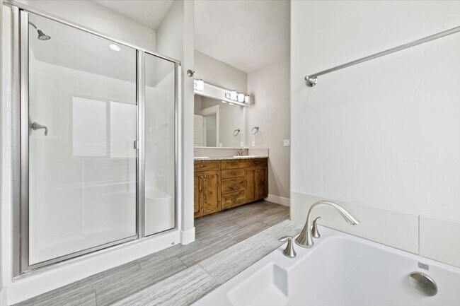 Building Photo - Stylish 4-Bed + Loft Just Minutes from The...