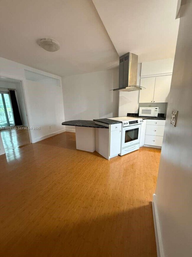 Building Photo - 2225 NE 123rd St